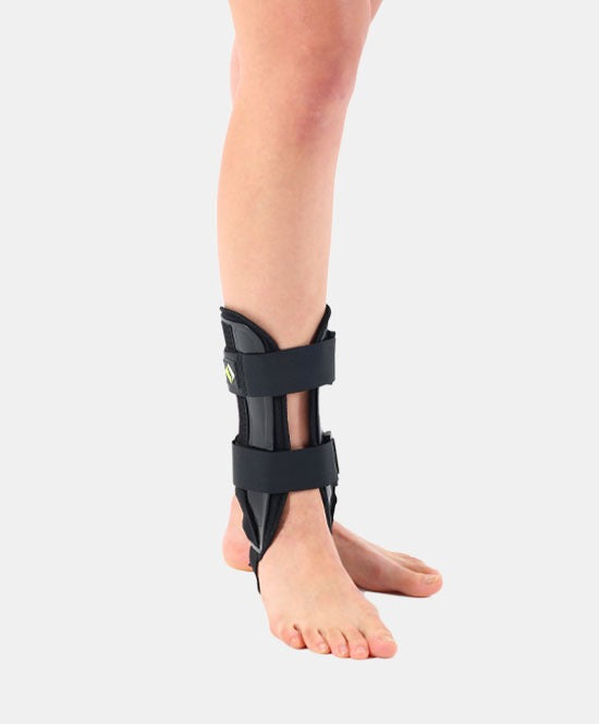 دعامة كاحل مبطّنة بوسادة إسفنجية (دعم داخلي/خارجي)