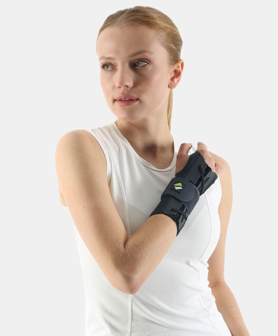 دعامة معصم برباطات قابلة للضبط